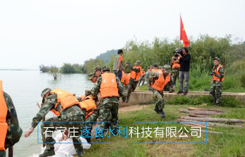 河he南nan黃huang河he沿yan岸an地di帶dai，利li用yong防fang汛xun沙sha袋dai進jin行xing擋dang水shui工gong作zuo